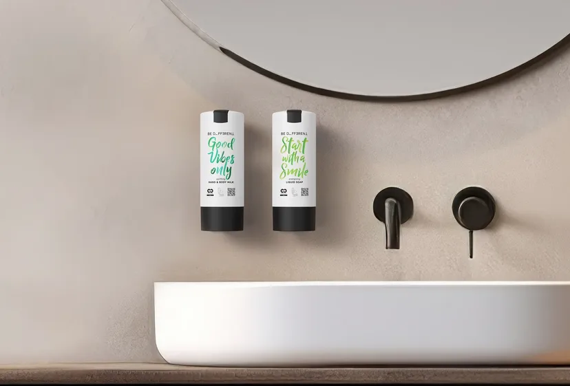 Două dozatoare SmartCare MINI pe perete bej, deasupra unui lavoar rotund